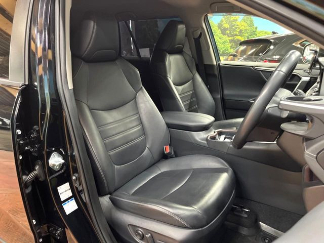 【合皮レザーシート】汚れのふき取りが容易でメンテナンスもが簡単な、機能性に優れる合成皮革を採用した上質なシートです。座り心地もよく、高級感あふれる心地良い車内空間を演出してくれます。