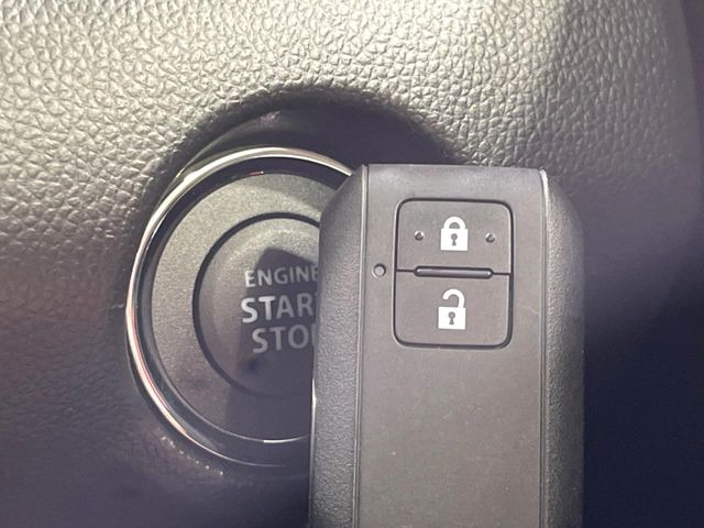 【キーレススタートシステム】カバンやポケットに入れたままでもドアの施錠・解錠が可能なスマートキーを装備。エンジンのオン・オフ時もカギを取り出す必要が無いからとっても便利です♪