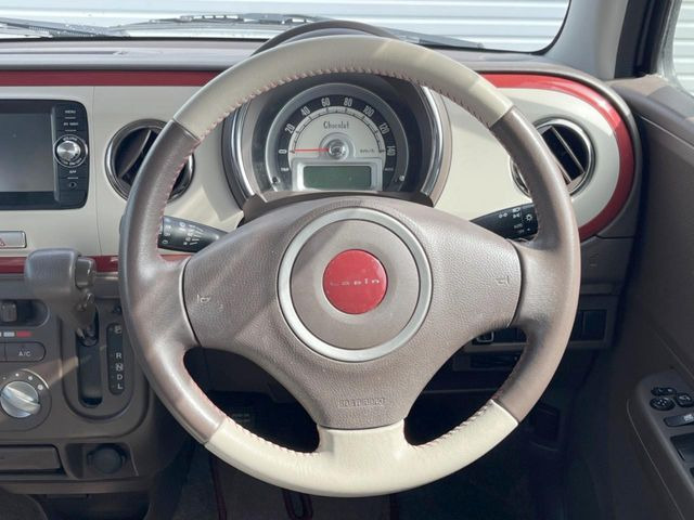 �C���e���A�ɍ��킹���f�U�C���̃X�e�A�����O�́A�^�]�������̂��Ƃ��l���A�^�]���₷���`��A�傫���ł��B�����x�A���ۂɐG���Ă��m���߂��������B