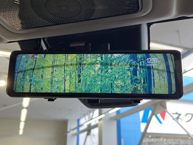 【デジタルインナーミラー】後席の大きな荷物や同乗者で後方が確認しづらい時でも安心!カメラが撮影した車両後方の映像をルームミラー内に表示。クリアな視界で状況の確認が可能です!
