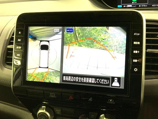 【アラウンドビューモニター】専用のカメラにより、上から見下ろしたような視点で360度クルマの周囲を確認することができます☆縦列駐車や幅寄せ時に活躍してくれます♪