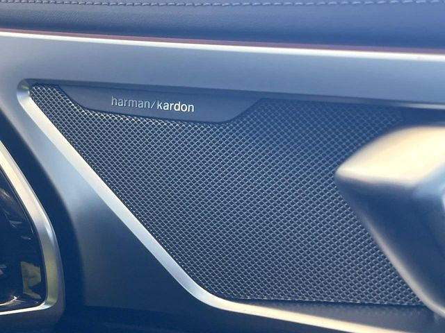 ��harman/kardon�T���E���h�V�X�e��:�����𒉎��ɍČ����A�������̂ɑ΂��ėՏꊴ��^���A���������A��荂�i���ȃT�E���h�����y���݂��������܂��B