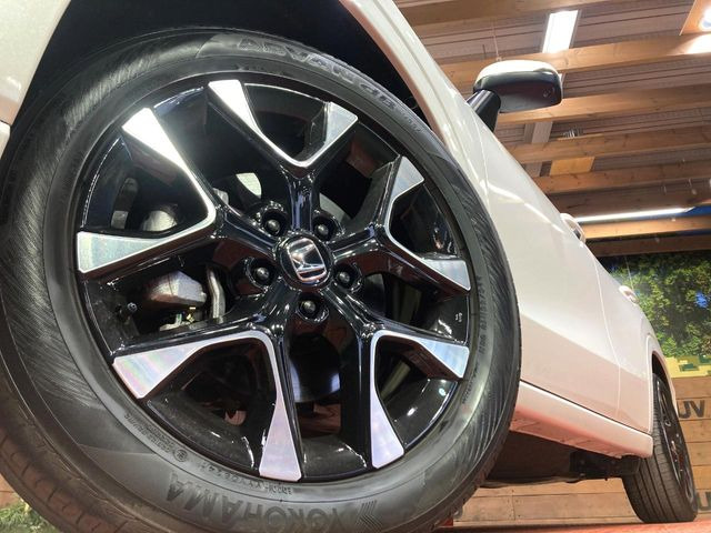 �y����18�C���`�A���~�z�C�[���z�O�ςɃ}�b�`���������A���~�z�C�[���𑕒����Ă���܂��B�e��ЊO�A���~�z�C�[����A�X�^�b�h���X�^�C�����戵�����Ă���܂��B���񂲑��k����������