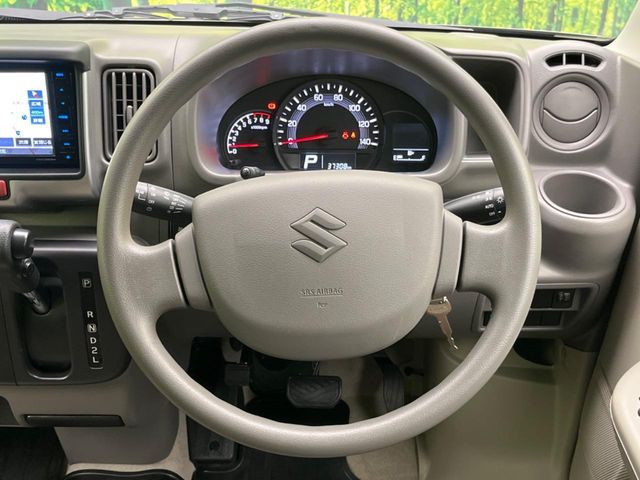 �C���e���A�ɍ��킹���f�U�C���̃X�e�A�����O�́A�^�]�������̂��Ƃ��l���A�^�]���₷���`��A�傫���ł��B�����x�A���ۂɐG���Ă��m���߂��������B