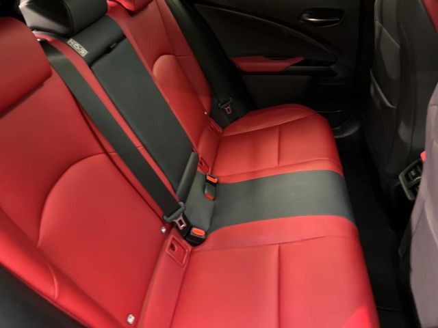 後部座席も気になるようなキズ・汚れやへたり等、大きなダメージはなく、良好な状態です。