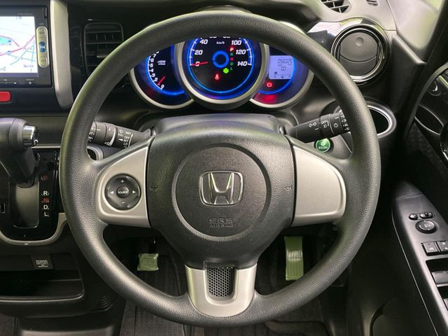 �C���e���A�ɍ��킹���f�U�C���̃X�e�A�����O�́A�^�]�������̂��Ƃ��l���A�^�]���₷���`��A�傫���ł��B�����x�A���ۂɐG���Ă��m���߂��������B