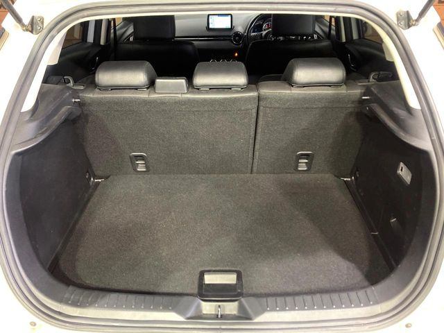 ���i�̂���������ʋ΁A���}���ɏ\���ȉ׎��X�y�[�X���m�ۂ��Ă���܂��B�Z�J���h�V�[�g��|���ƁA�傫�ȉו��̐ύڂ��\�ł���