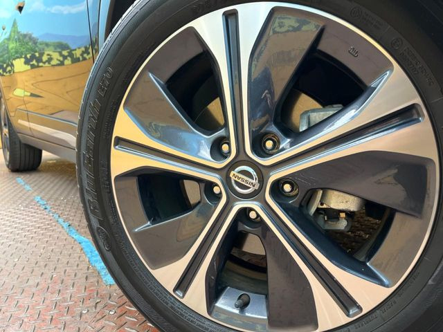 【純正17インチアルミホイール】外観にマッチした純正アルミホイールを装着しております。各種社外アルミホイールや、スタッドレスタイヤも取扱いしております。是非ご相談ください♪