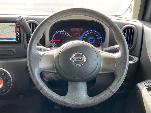 �C���e���A�ɍ��킹���f�U�C���̃X�e�A�����O�́A�^�]�������̂��Ƃ��l���A�^�]���₷���`��A�傫���ł��B�����x�A���ۂɐG���Ă��m���߂��������B