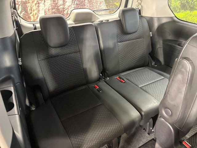 3列目シートはもちろん状態良好☆大人でもゆったりと座って頂けますので、大人数でのお出かけもラクラクです♪ご家族で、気の知れた仲間で、ドライブに行くのが楽しみですね♪