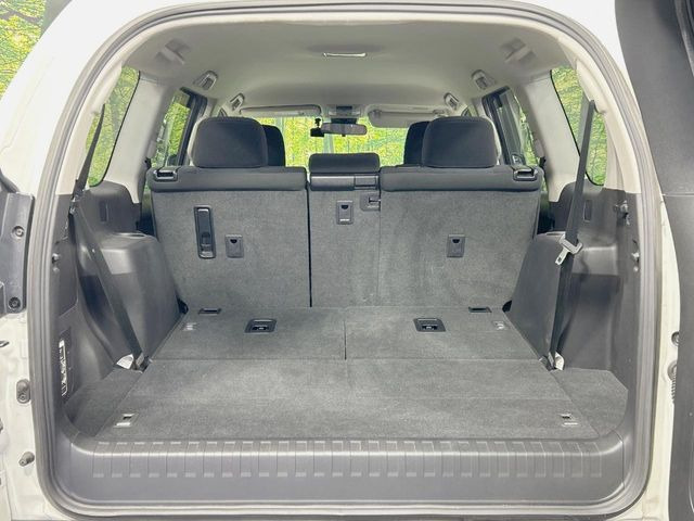 後席を格納すると、これだけの広さが!シーンに合わせたシートアレンジで、大きな荷物も積むことが出来ます♪