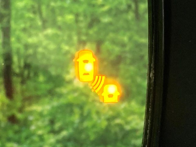 【後方車輛検知】走行中、ドアミラーの死角になりやすい箇所に後続車が接近するとサイドミラー付近に警告を表示、ドライバーに注意喚起をしてくれます。