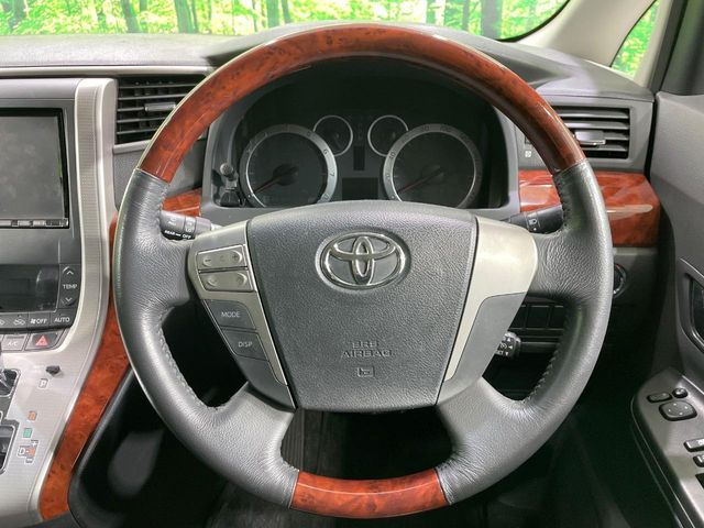 インテリアに合わせたデザインのステアリングは、運転される方のことも考え、運転しやすい形状、大きさです。是非一度、実際に触ってお確かめください。