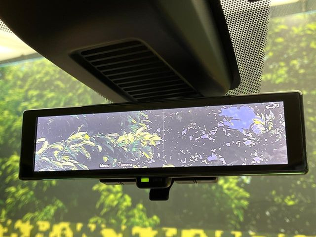 【インテリジェントルームミラー】後席の大きな荷物や同乗者で後方が確認しづらい時でも安心!カメラが撮影した車両後方の映像をルームミラー内に表示。クリアな視界で状況の確認が可能です!