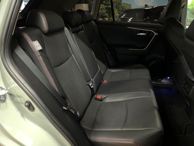 広々とした2列目シートは居住性が高く、居心地も快適!友達や家族とのお出かけにぴったりです。ベビーシートやチャイルドシート使用時も快適にお過ごしいただける十分な空間を確保しています。