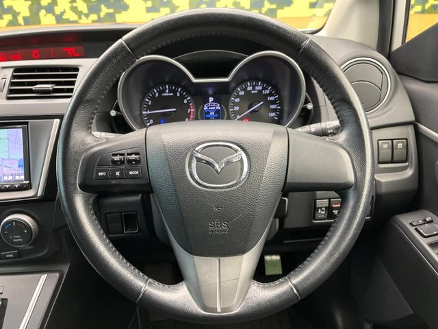 �C���e���A�ɍ��킹���f�U�C���̃X�e�A�����O�́A�^�]�������̂��Ƃ��l���A�^�]���₷���`��A�傫���ł��B�����x�A���ۂɐG���Ă��m���߂��������B