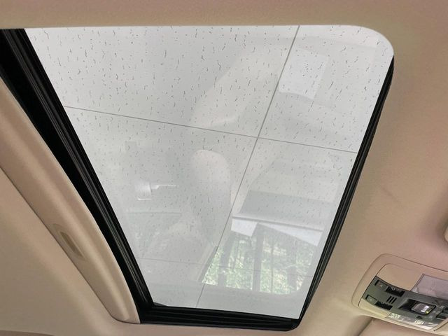 【サンルーフ】開放感たっぷりの希少装備、サンルーフが装着されています!車内に明かりを取り入れたり景色を楽しむ以外にも、車内の空気も簡単に換気できて快適です!