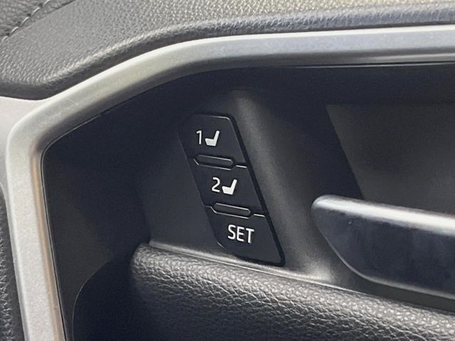 【メモリー機能付きパワーシート】ドライバーごとに設定したシート位置を記憶して、ボタン一つで切り替えできる便利な機能!運転する方が複数名いらっしゃるご家庭におすすめです♪