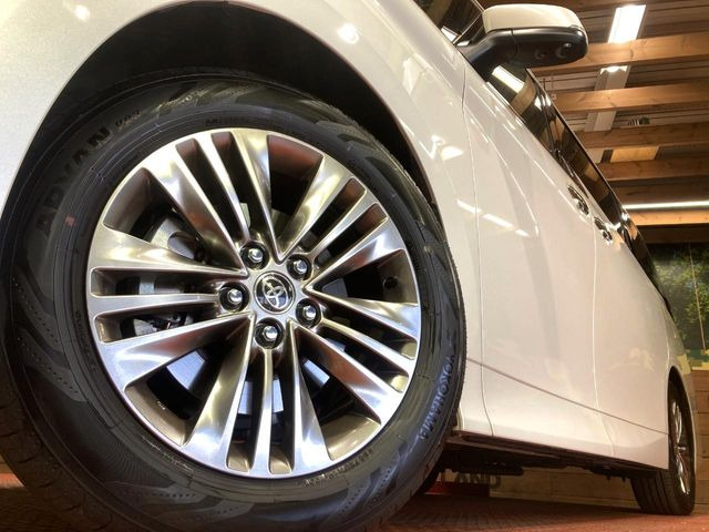 【純正18インチアルミホイール】外観にマッチした純正アルミホイールを装着しております。各種社外アルミホイールや、スタッドレスタイヤも取扱いしております。是非ご相談ください♪