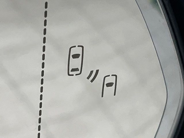 【ブラインドスポットモニター】走行中、ドアミラーの死角になりやすい箇所に後続車が接近するとサイドミラーのレンズに警告を表示!ドライバーに注意喚起をしてくれます。