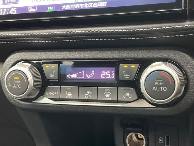 【オートエアコン】一度お好みの温度に設定すれば、車内の温度を検知し風量や温度を自動で調整。暑い&hellip;寒い&hellip;と何度もスイッチ操作をする必要はありません。快適な車内空間には必須の機能ですね♪