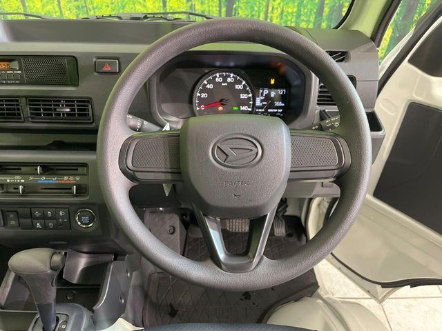 �C���e���A�ɍ��킹���f�U�C���̃X�e�A�����O�́A�^�]�������̂��Ƃ��l���A�^�]���₷���`��A�傫���ł��B�����x�A���ۂɐG���Ă��m���߂��������B