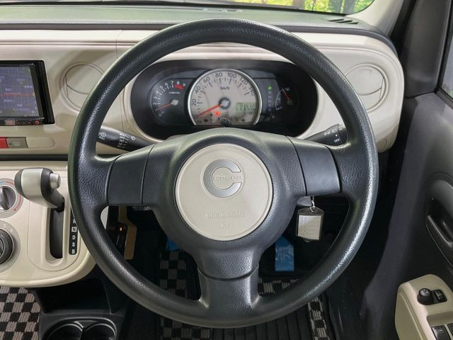 �C���e���A�ɍ��킹���f�U�C���̃X�e�A�����O�́A�^�]�������̂��Ƃ��l���A�^�]���₷���`��A�傫���ł��B�����x�A���ۂɐG���Ă��m���߂��������B