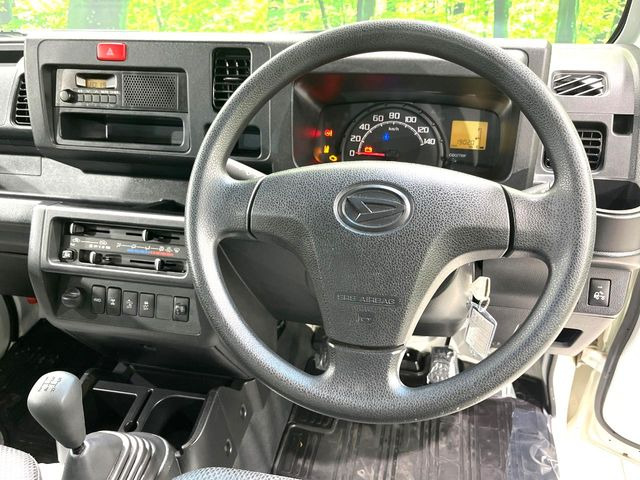 �C���e���A�ɍ��킹���f�U�C���̃X�e�A�����O�́A�^�]�������̂��Ƃ��l���A�^�]���₷���`��A�傫���ł��B�����x�A���ۂɐG���Ă��m���߂��������B