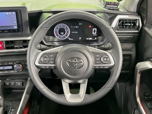 �C���e���A�ɍ��킹���f�U�C���̃X�e�A�����O�́A�^�]�������̂��Ƃ��l���A�^�]���₷���`��A�傫���ł��B�����x�A���ۂɐG���Ă��m���߂��������B