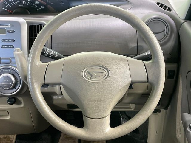 �C���e���A�ɍ��킹���f�U�C���̃X�e�A�����O�́A�^�]�������̂��Ƃ��l���A�^�]���₷���`��A�傫���ł��B�����x�A���ۂɐG���Ă��m���߂��������B