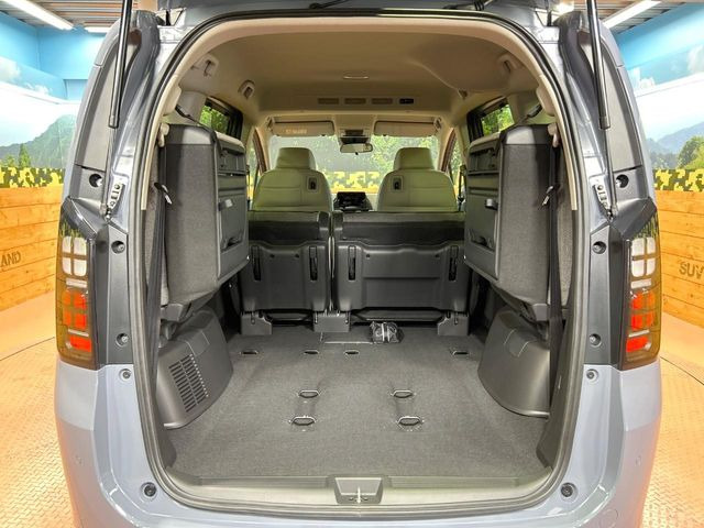 普段のお買い物や通勤、送迎等に十分な荷室スペースを確保しております。セカンドシートを倒すと、大きな荷物の積載も可能です♪