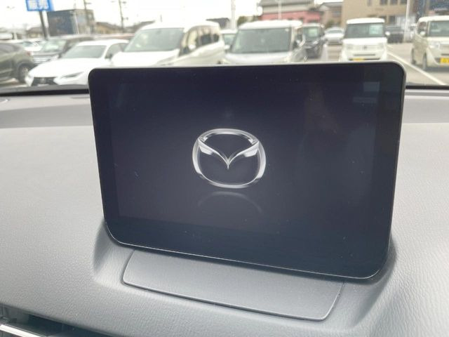 �y8�C���`�}�c�_�R�l�N�g�z�ԓ��̕��͋C�Ƀ}�b�`������^�̃f�B�X�v���C�B�X�}�z�ڑ��ł̃i�r�g�p��Bluetooth�Đ����A�l�X�ȋ@�\���y���߂܂��B�����I�ȃ_�C�������삪�\�ŁA�g��������ǍD�ł��B