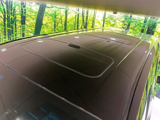 【サンルーフ】開放感たっぷりの希少装備、サンルーフが装着されています!車内に明かりを取り入れたり景色を楽しむ以外にも、車内の空気も簡単に換気できて快適です!