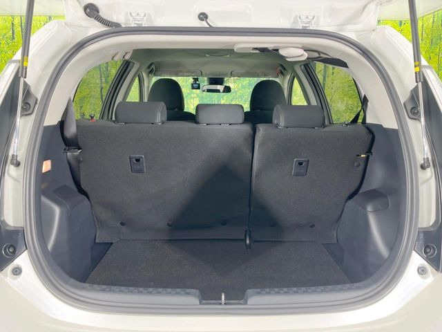 ���i�̂���������ʋ΁A���}���ɏ\���ȉ׎��X�y�[�X���m�ۂ��Ă���܂��B�Z�J���h�V�[�g��|���ƁA�傫�ȉו��̐ύڂ��\�ł���