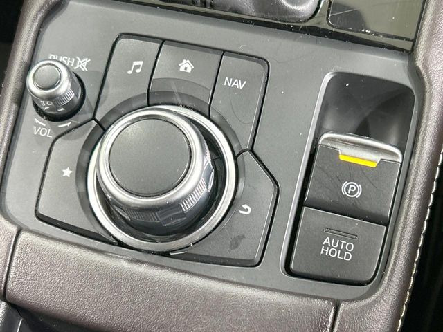 【電動パーキングブレーキ】パーキングブレーキは便利な電動式!ボタン一つで操作でき、アクセルを踏めば自動で解除されます♪レバーやペダルが無いので運転席廻りもすっきりしますね♪