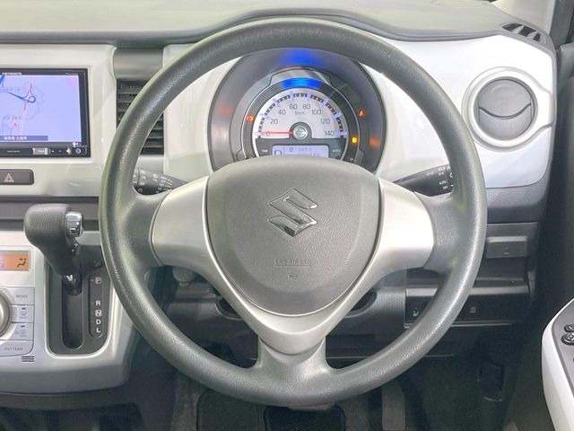 �C���e���A�ɍ��킹���f�U�C���̃X�e�A�����O�́A�^�]�������̂��Ƃ��l���A�^�]���₷���`��A�傫���ł��B�����x�A���ۂɐG���Ă��m���߂��������B