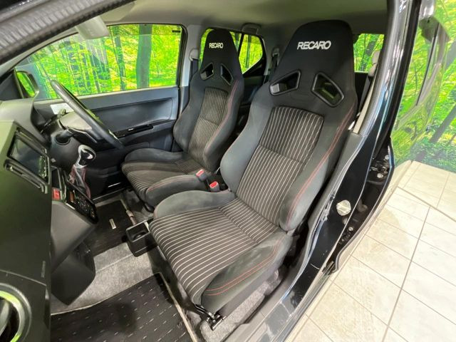 �yRECARO�V�[�g�z�z�[���h���ɗD��A�J�[�u���̑̂������}�����Ă���܂��B�܂��A�̂Ƀt�B�b�g���邩�獘��w�������ɂ����A�����O�h���C�u�⍂�����s�ł����K�ɂ��߂������������܂���