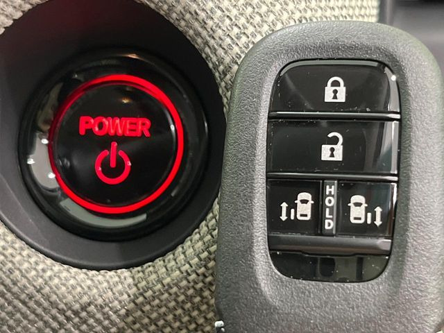 �yHonda�X�}�[�g�L�[�z�J�o����|�P�b�g�ɓ��ꂽ�܂܂ł��h�A�̎{���E�������\�ȃX�}�[�g�L�[�𑕔��B�G���W���̃I���E�I�t�����J�M�����o���K�v����������Ƃ��Ă��֗��ł���