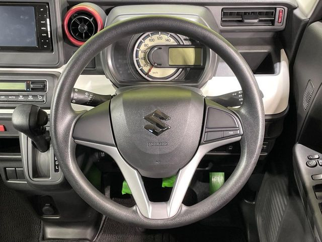 �C���e���A�ɍ��킹���f�U�C���̃X�e�A�����O�́A�^�]�������̂��Ƃ��l���A�^�]���₷���`��A�傫���ł��B�����x�A���ۂɐG���Ă��m���߂��������B