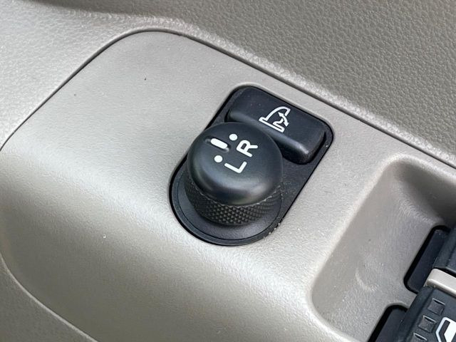 �y�d���i�[�~���[�z�T�C�h�~���[�͓d���i�[���ƂȂ��Ă���A�������ԏ�ł��L�Y�������X�N��}�����܂��B