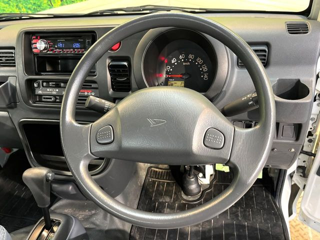 �C���e���A�ɍ��킹���f�U�C���̃X�e�A�����O�́A�^�]�������̂��Ƃ��l���A�^�]���₷���`��A�傫���ł��B�����x�A���ۂɐG���Ă��m���߂��������B