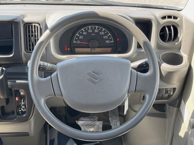 �C���e���A�ɍ��킹���f�U�C���̃X�e�A�����O�́A�^�]�������̂��Ƃ��l���A�^�]���₷���`��A�傫���ł��B�����x�A���ۂɐG���Ă��m���߂��������B