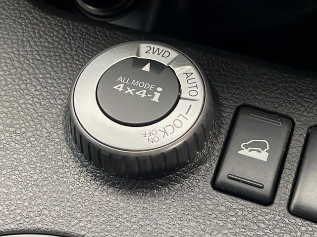 �y�I�[�����[�h4&times;4�z2WD/4WD���[�h����y�ɐ؂�ւ��\�B�R��d����2WD�A�X�^�b�N���ɖ𗧂�LOCK�AAUTO���[�h�ł�4WD�̔z���������Œ������A�H�ʏ󋵂��킸���肵��������T�|�[�g�B