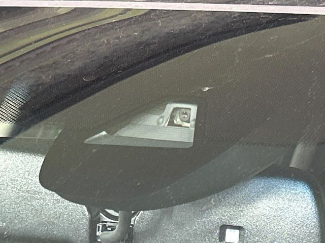 【ホンダセンシング】走行中に前方の車両等を認識し、衝突しそうな時は警報とブレーキで衝突回避と被害軽減をアシスト。より安全にドライブをお楽しみいただけます。