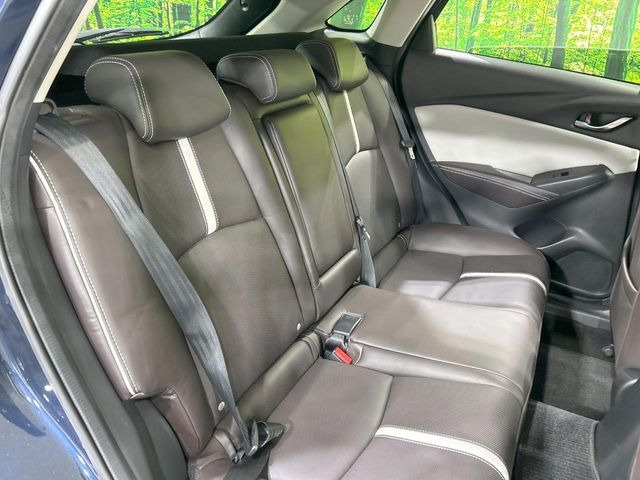 後部座席も気になるようなキズ・汚れやへたり等、大きなダメージはなく、良好な状態です。