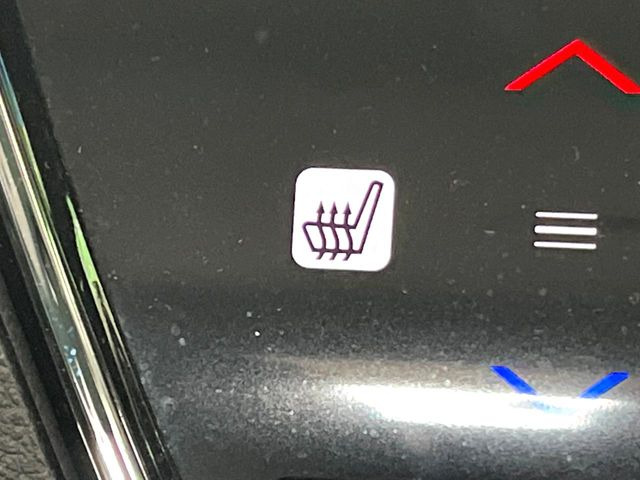 【シートヒーター】寒い日に重宝するシートヒーター!エアコンより早く温まってくれるので寒がりの人も安心ですね♪エアコンの温風は乾燥するから苦手、という方にもをおすすめです。