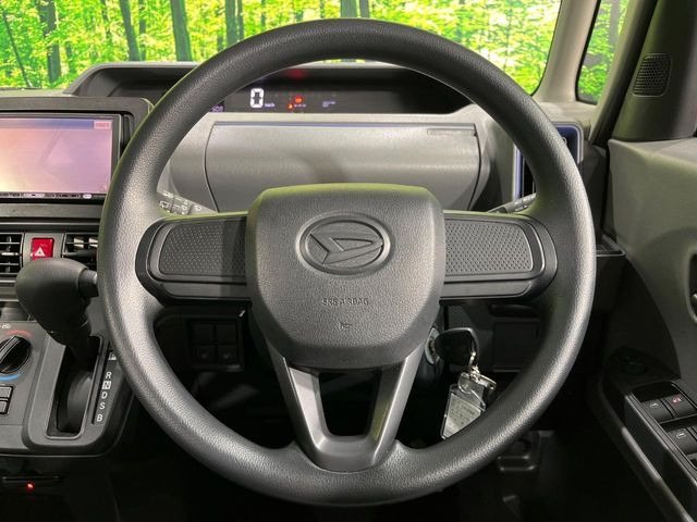 インテリアに合わせたデザインのステアリングは、運転される方のことも考え、運転しやすい形状、大きさです。是非一度、実際に触ってお確かめください。