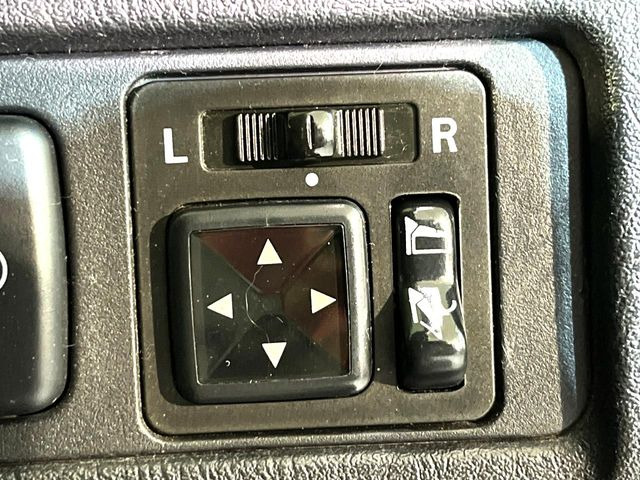 �y�d���i�[�~���[�z�T�C�h�~���[�͓d���i�[���ƂȂ��Ă���A�������ԏ�ł��L�Y�������X�N��}�����܂��B