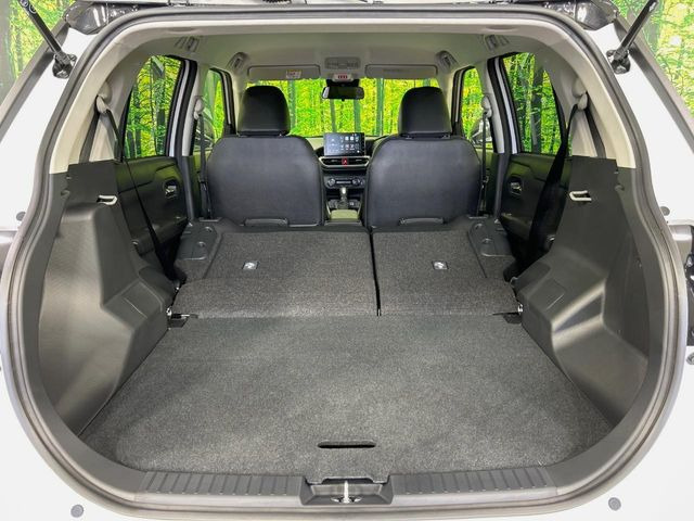 ���i�̂���������ʋ΁A���}���ɏ\���ȉ׎��X�y�[�X���m�ۂ��Ă���܂��B�Z�J���h�V�[�g��|���ƁA�傫�ȉו��̐ύڂ��\�ł���