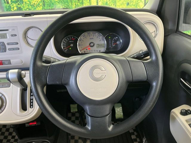 �C���e���A�ɍ��킹���f�U�C���̃X�e�A�����O�́A�^�]�������̂��Ƃ��l���A�^�]���₷���`��A�傫���ł��B�����x�A���ۂɐG���Ă��m���߂��������B